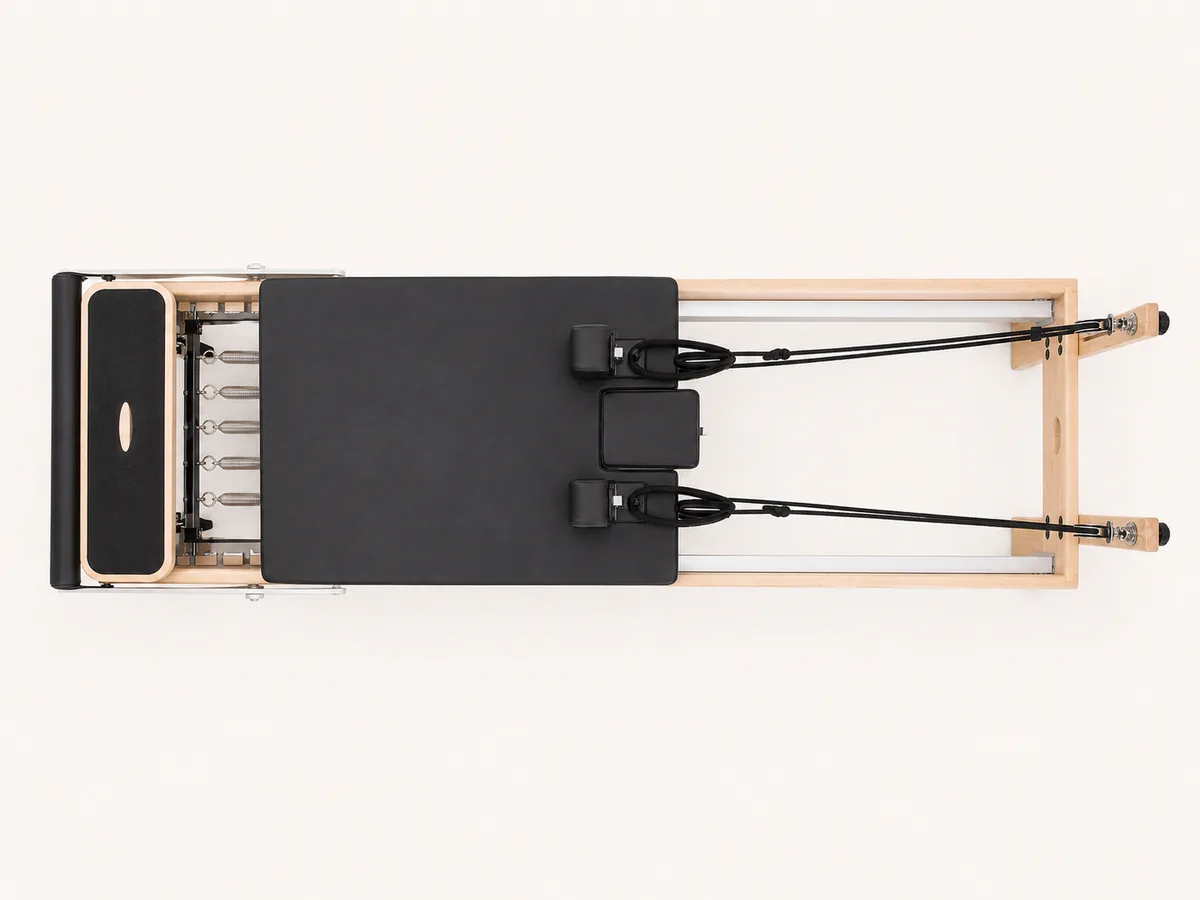Align-Pilates M8 Wooden Reformer 核心床頂視圖，標示滑床、腳踏桿、彈簧、肩墊、繩帶與頭枕